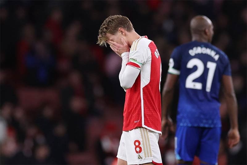 Arsenal ngậm ngùi về nhì tại Ngoại hạng Anh mùa thứ hai liên tiếp