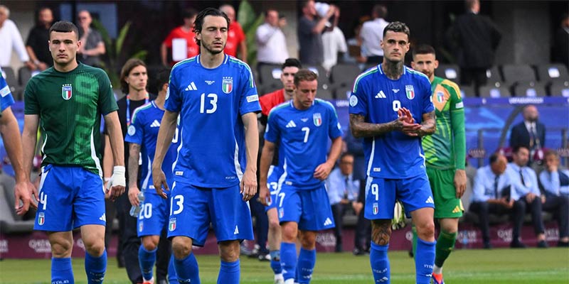 Italia trở thành cựu vương khi chỉ mới 2 trận đầu tiên vòng 1/8 diễn ra